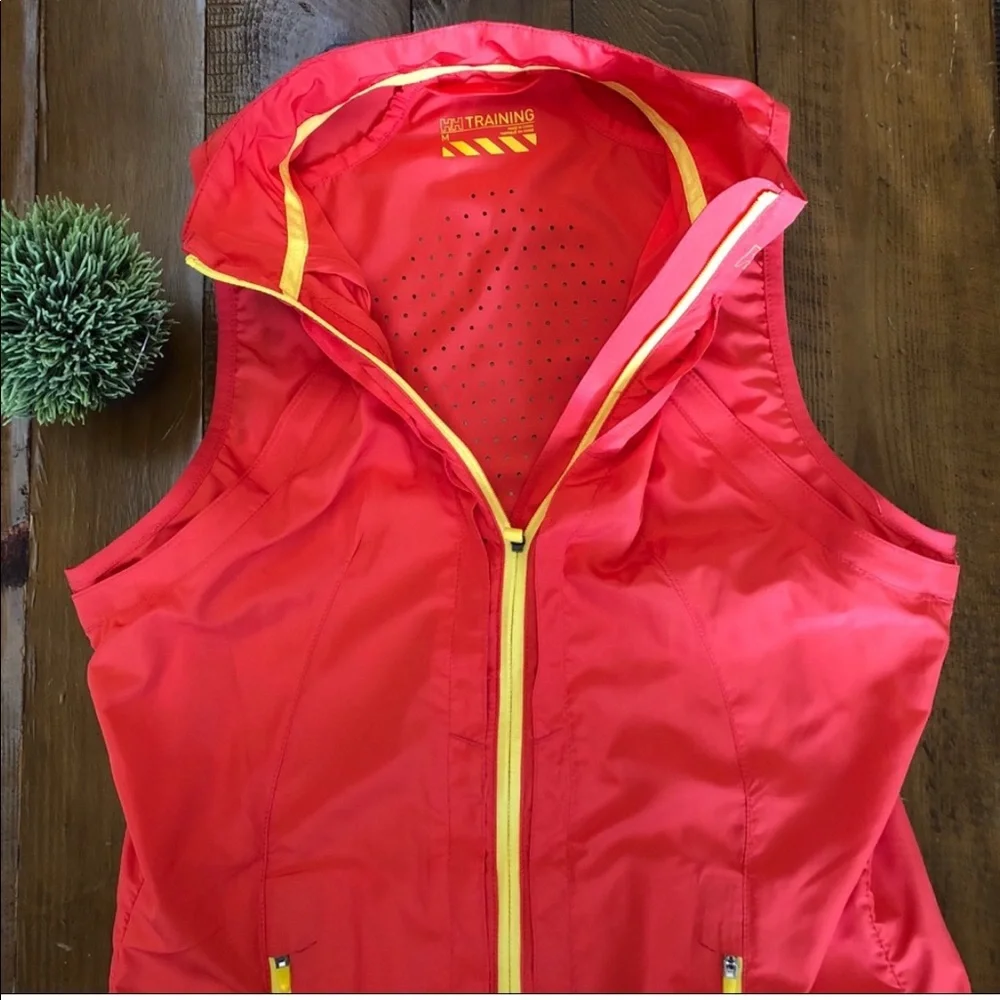 {Helly Hansen} Light, packable running/training jacket with removable sl… - Picture 11 of 14